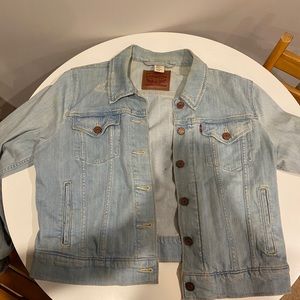 Levi’s light wash denim jacket - perfect for fall!